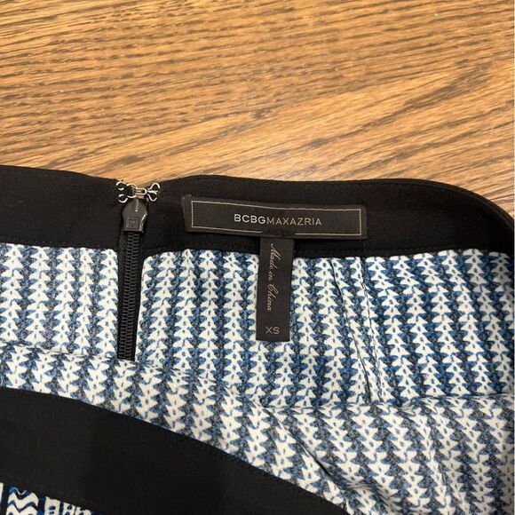 NWNT BCBGMaxAzria Jane Blue Chevron Print Two-Level tribal print skirt Blue XS - Picture 4 of 8